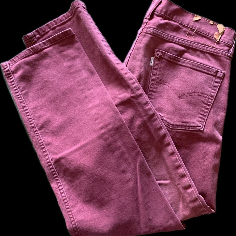 Trendy Distressed Levi’s 🐙